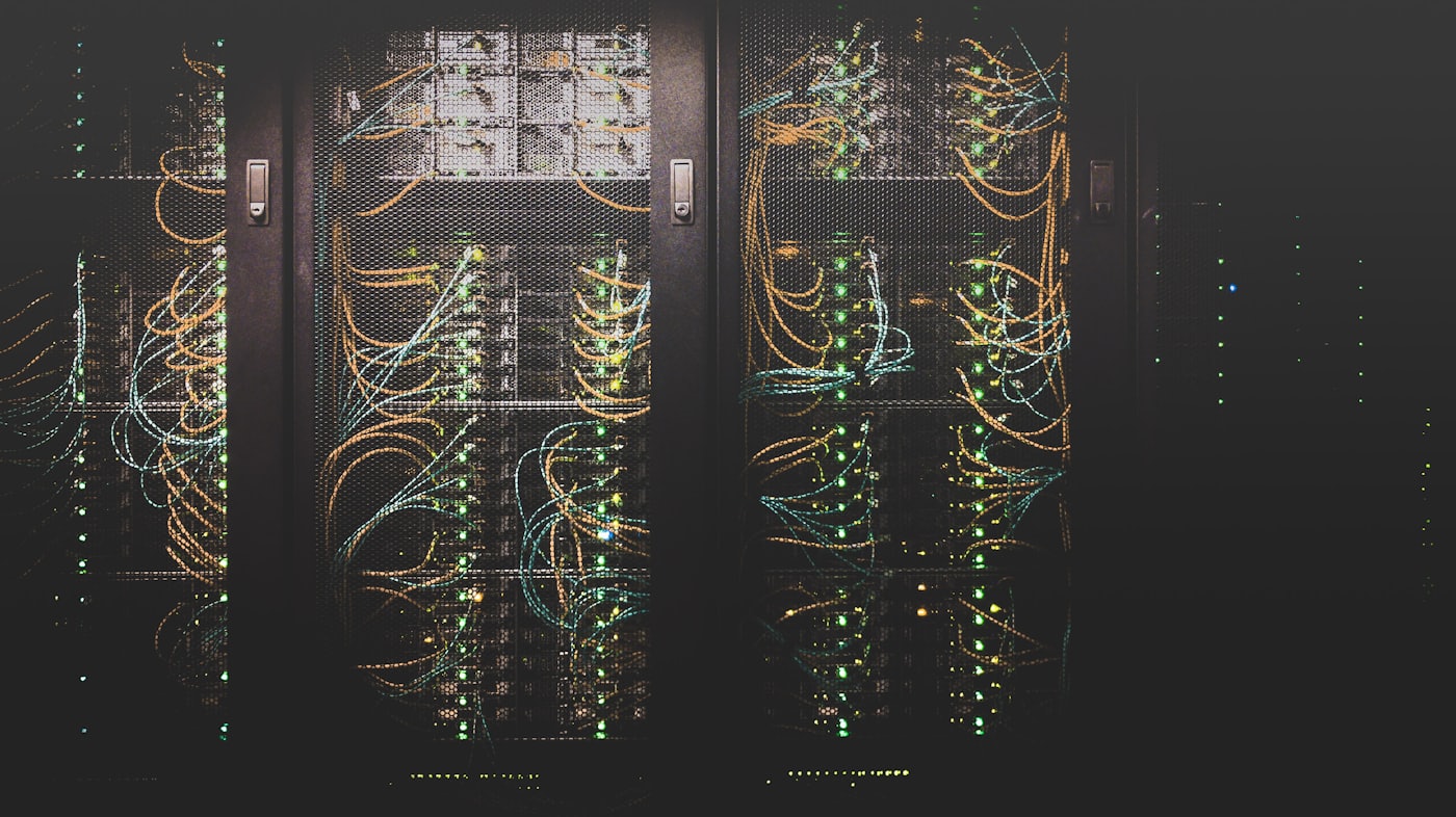Data-centre rack with structured cabling